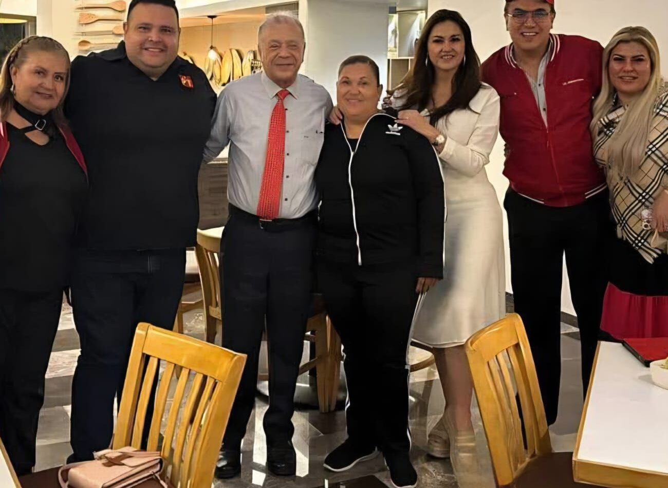 Jorge Iván ‘Yuro’ Luna Sugich y asistentes posan durante un encuentro político en Hermosillo